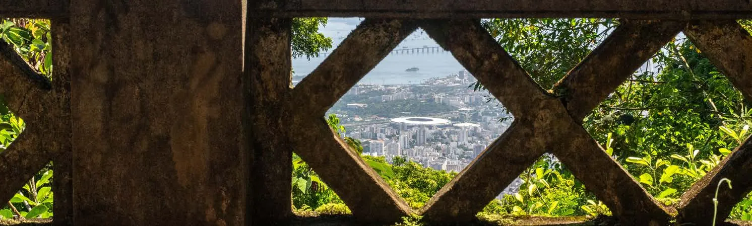 Vista do Maracanã e da Baía de Guanabara pelo mirante da Floresta da Tijuca, perto do Dom Park Residencial